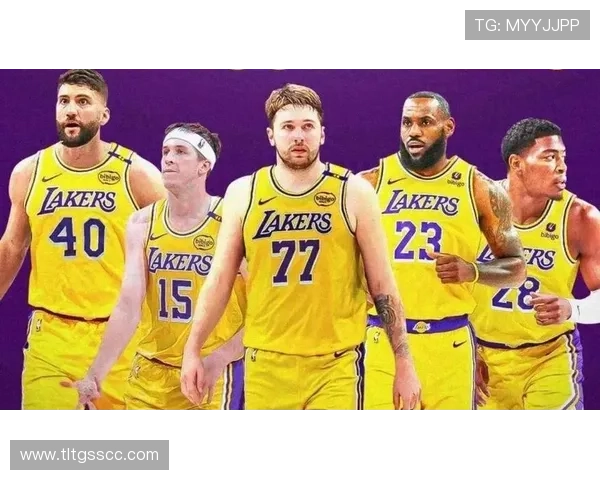 詹姆斯领衔湖人全队备战新赛季 重点关注阵容变化与年轻球员崛起