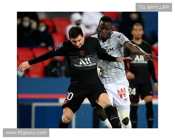 梅西转会巴黎后首度亮相赛场攻入精彩进球，球迷热烈欢呼震撼全场